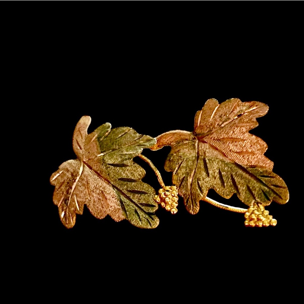 NEW Landstrom’s Black Hills Gold Earrings, leaves surrounded gold